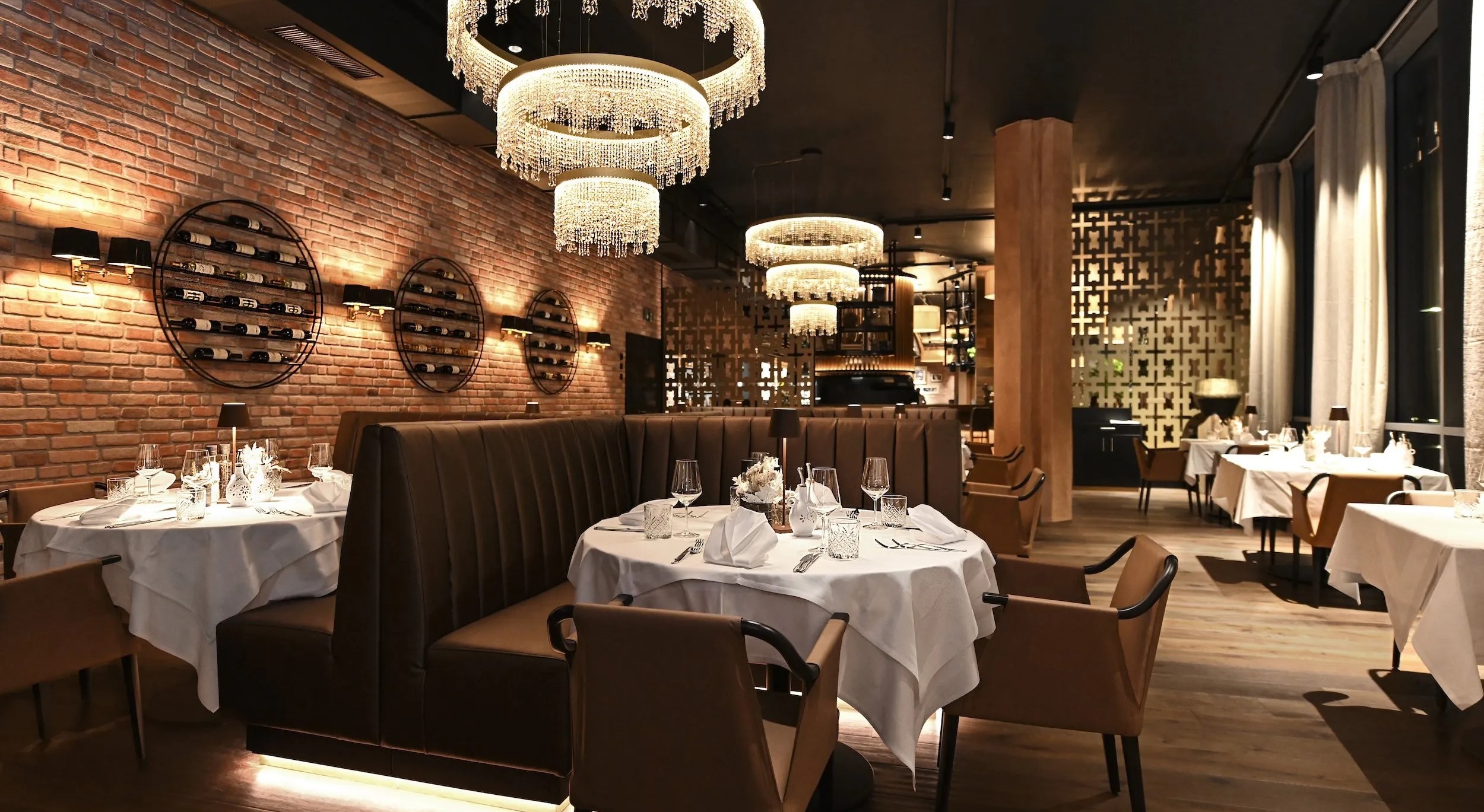  Luxurious Italian furnished restaurant